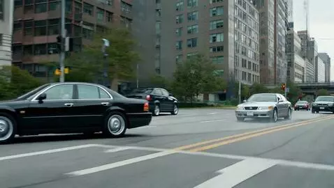 AI Video from prompt: Динамичная погоня на автомобилях по улице города