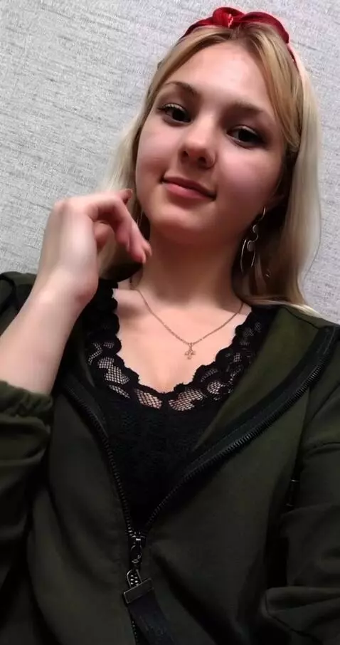 AI Video from prompt: the girl takes off her green sweater and pulls d