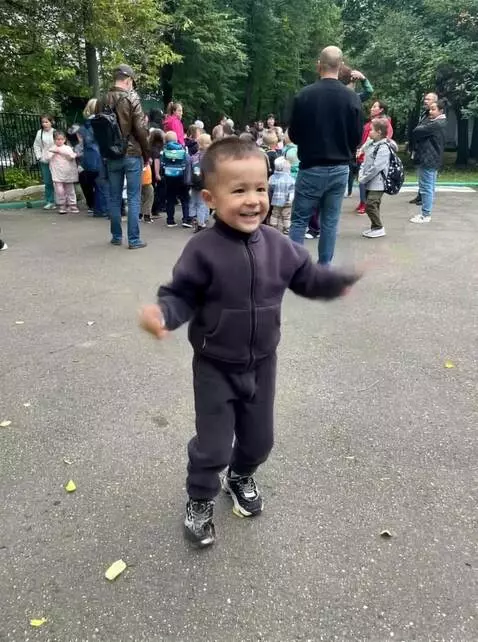 AI Video from prompt: Ребёнок танцует на космодроме