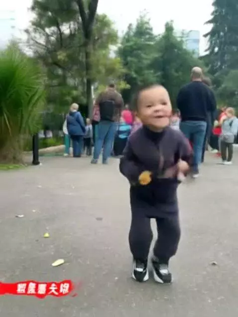 AI Video from prompt: Ребёнок танцует на космодроме