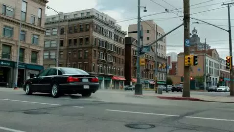 AI Video from prompt: Чёрный автомобиль уходит от погони на улице горо