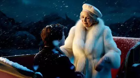 AI Video from prompt: Очень старая снежная королева  в белоснежном пол