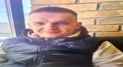 AI Video from prompt: Сцена: Человек за столиком в кафе поднимает бока