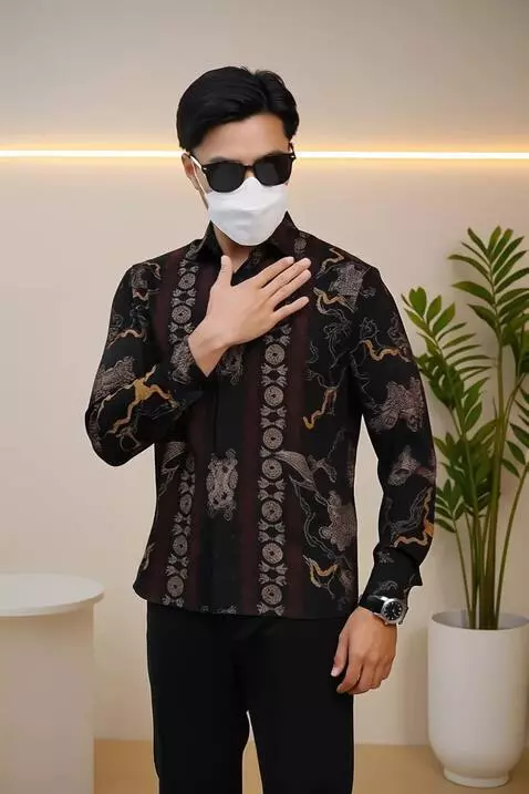 AI Video from prompt: pria ini sedikit manirk kemeja yang dipakainya d