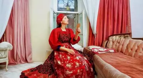 AI Video from prompt: любуется собой в зеркале