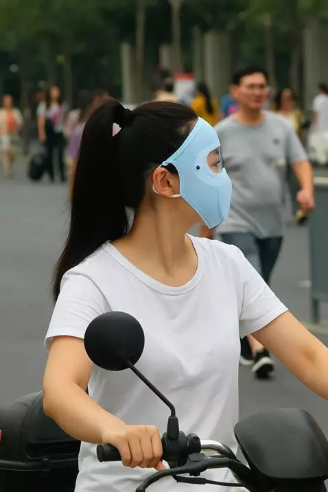 AI Video from prompt: seorang wanita melihat kekiri dan kekanan