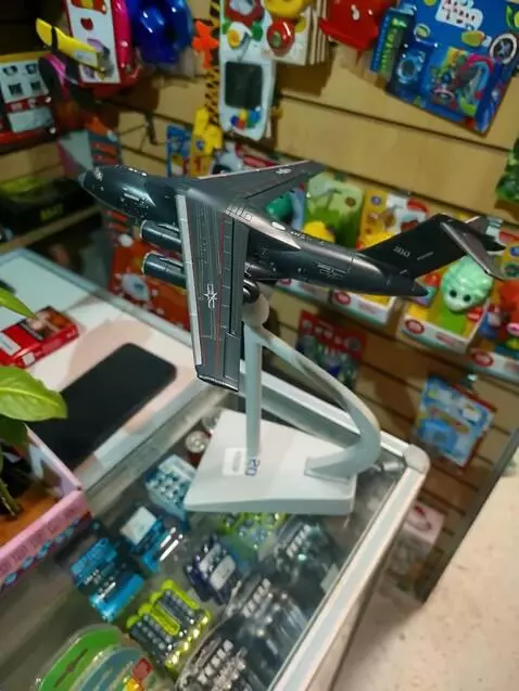 AI Video from prompt: Самолет плавно взлетает в голубое небо, белые об