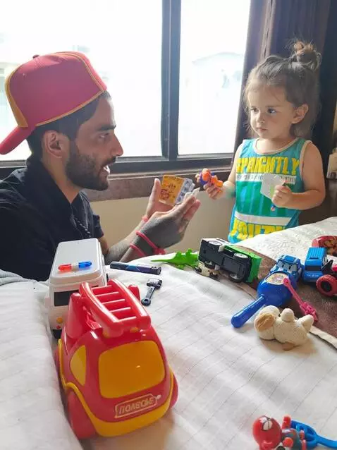 AI Video from prompt: Кувыркаются, брейкданс, делают сальто и прыгают 