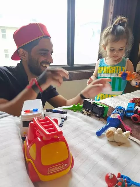 AI Video from prompt: Ребëнок и мужчина делают сальто и выпрыгивают в 