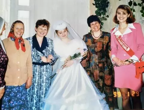 AI Video from prompt: оживи фотографию максимально реалистично. строго