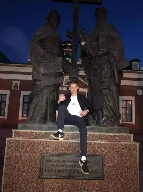 AI Video from prompt: Сделай так кобуд то он встает разрывает футболку