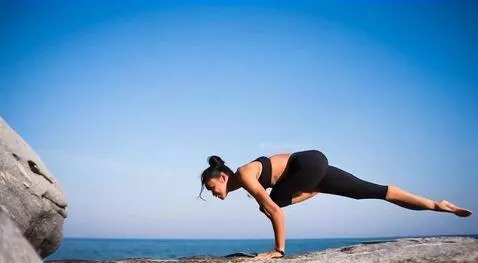 AI Video from prompt: Woman gracefully goes from a yoga pose to a spli