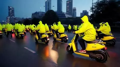 AI Video from prompt: Тысячи курьеров в жёлтых дождевых плащах на жёлт