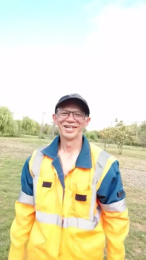 AI Video from prompt: Мужчина танцует под энергичную музыку и появляет