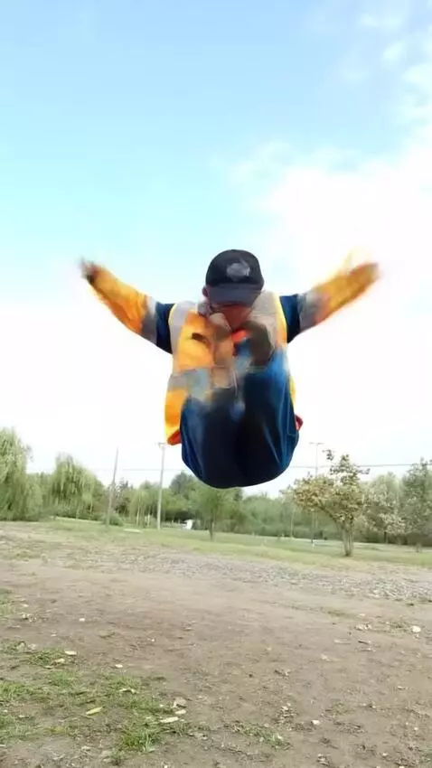 AI Video from prompt: Мужчина отходит весело, делает сальто назад и са