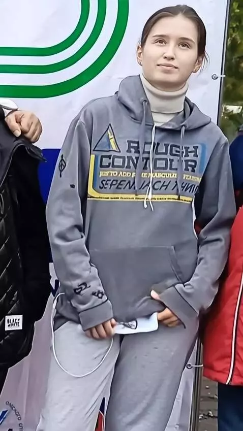 AI Video from prompt: the girl takes off her gray sweater and turns he