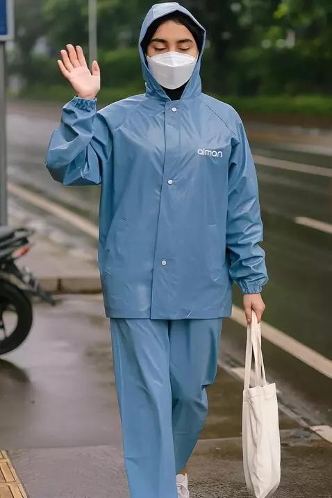 AI Video from prompt: Melambaikan tangan kanan ke kamera→ sambil menol