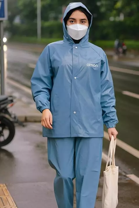 AI Video from prompt: Model tersebut mempromosikan jas hujan yang di p