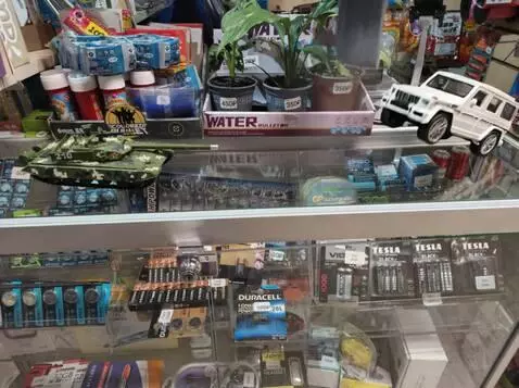 AI Video from prompt: После выстрела танка машина отлетает и на ее мес