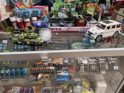 AI Video from prompt: После выстрела танка машина взрывается и на ее м