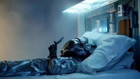 AI Video from prompt: Space Jockey swithout his helmet on is laying in