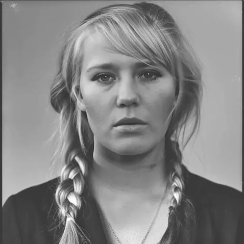 AI Video from prompt: Позирует в фотостудии