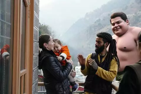 AI Video from prompt: Ребëнок сильно увеличился, стал таким тяжелый, ч