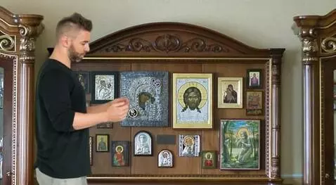 AI Video from prompt: Мужчина выходит на середину экрана, поворачивает