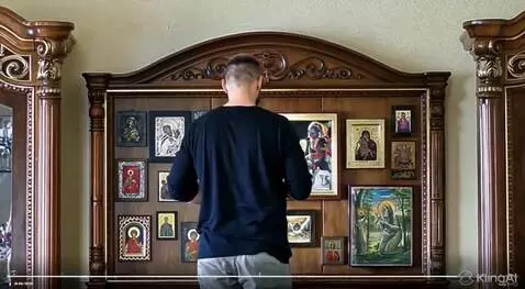 AI Video from prompt: Мужчина стоит к нам спиной и крестится.