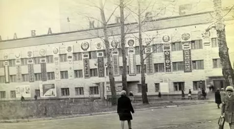 AI Video from prompt: люди ходят..