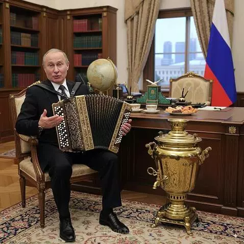 AI Video from prompt: Мужчина сидит в кресле и говорит со зрителем, в 