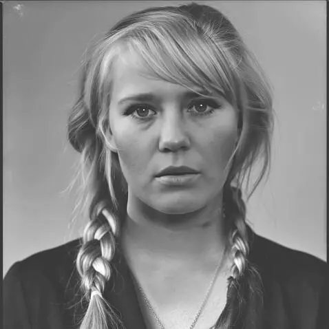 AI Video from prompt: Позирует в киностудии