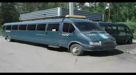 AI Video from prompt: машина едет.