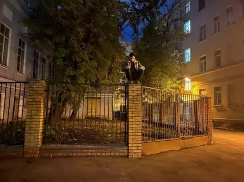 AI Video from prompt: Make the man sitting on the column turn into a g