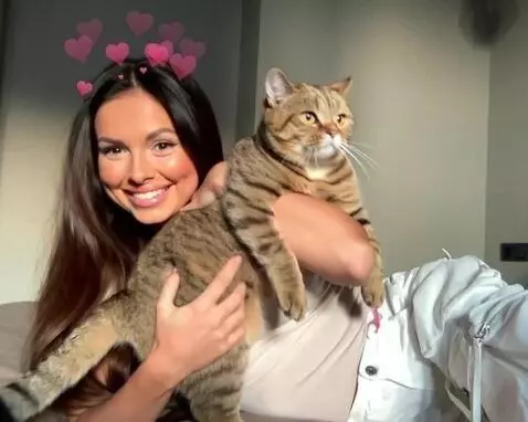 AI Video from prompt: ДЕВУШКА ЗАМЕРЛА, КОТ ШИРОКО УЛЫБАЕТСЯ