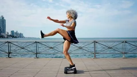 AI Video from prompt: Женщина, 40 лет, модельной внешности, красивая, 