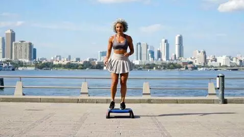 AI Video from prompt: Женщина, 40 лет, модельной внешности, красивая, 