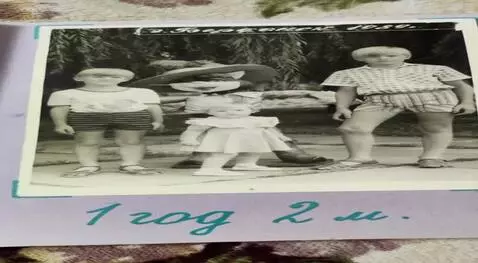 AI Video from prompt: Сделать что фотография махала рукой и все шевели