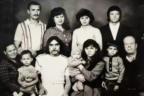 AI Video from prompt: The people in the photo should smile.