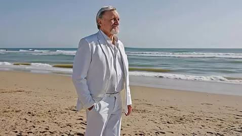 AI Video from prompt: идёт вдоль берега моря