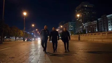 AI Video from prompt: Три силуэта идут по ночному городу и читают рэп