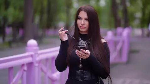 AI Video from prompt: девушка в стиле киберпанк держит в руках фиолето