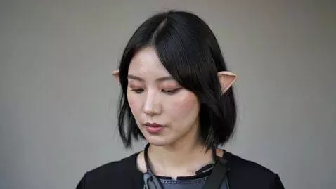 AI Video from prompt: Black hair and like a elf