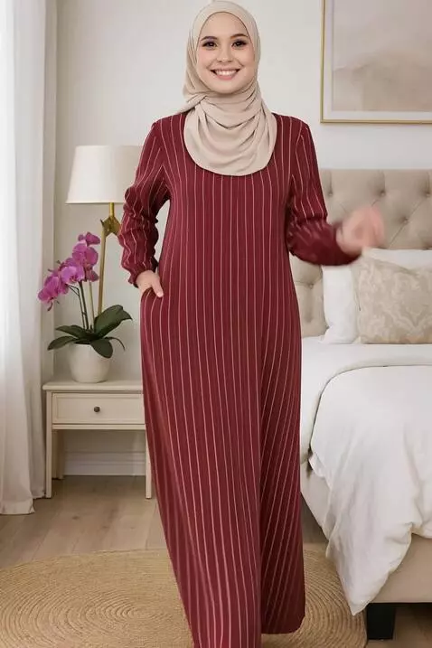 AI Video from prompt: wanita Ini berjalan kearah kamera dengan terseny