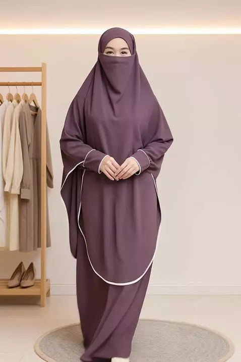 AI Video from prompt: wanita Ini berjalan kearah kamera dengan terseny