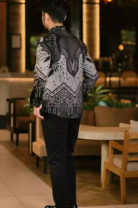 AI Video from prompt: Seorang model pria sedang melakukan gerakan pose