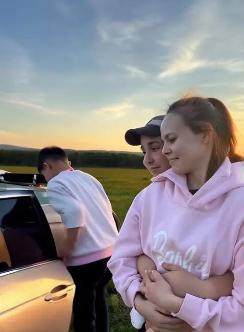 AI Video from prompt: Сделай видео где моя жена показывает нашего ребё