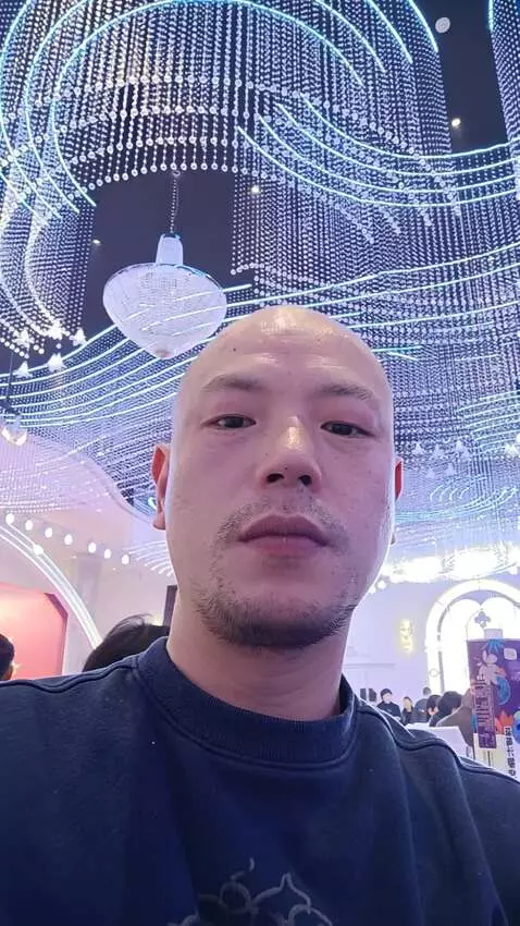 AI Video from prompt: 参考知识 14/5000  机翻 · 通用领域 Handsome sitting in the 