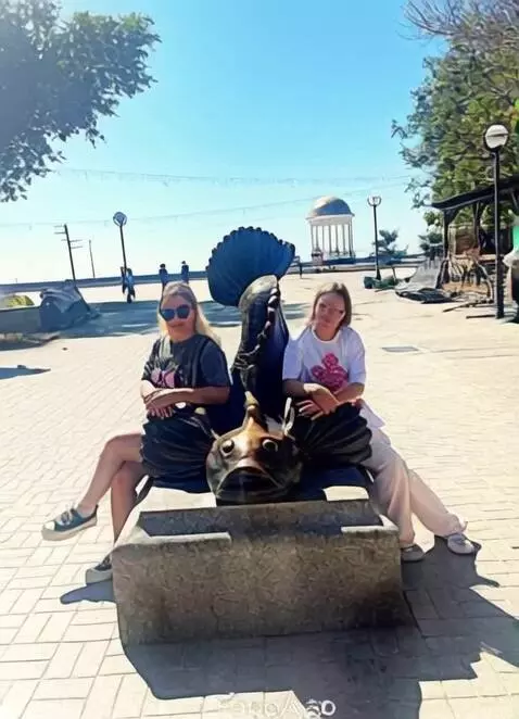 AI Video from prompt: Садятся на спину рыбы и на хвост и взлетают вмес