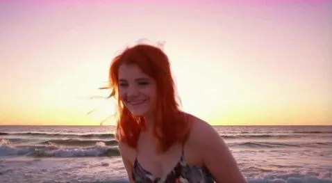 AI Video from prompt: Улыбается и танцует